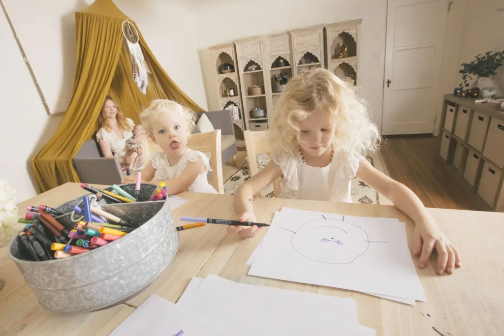 barn som tegner med fargestifter pรฅ papir