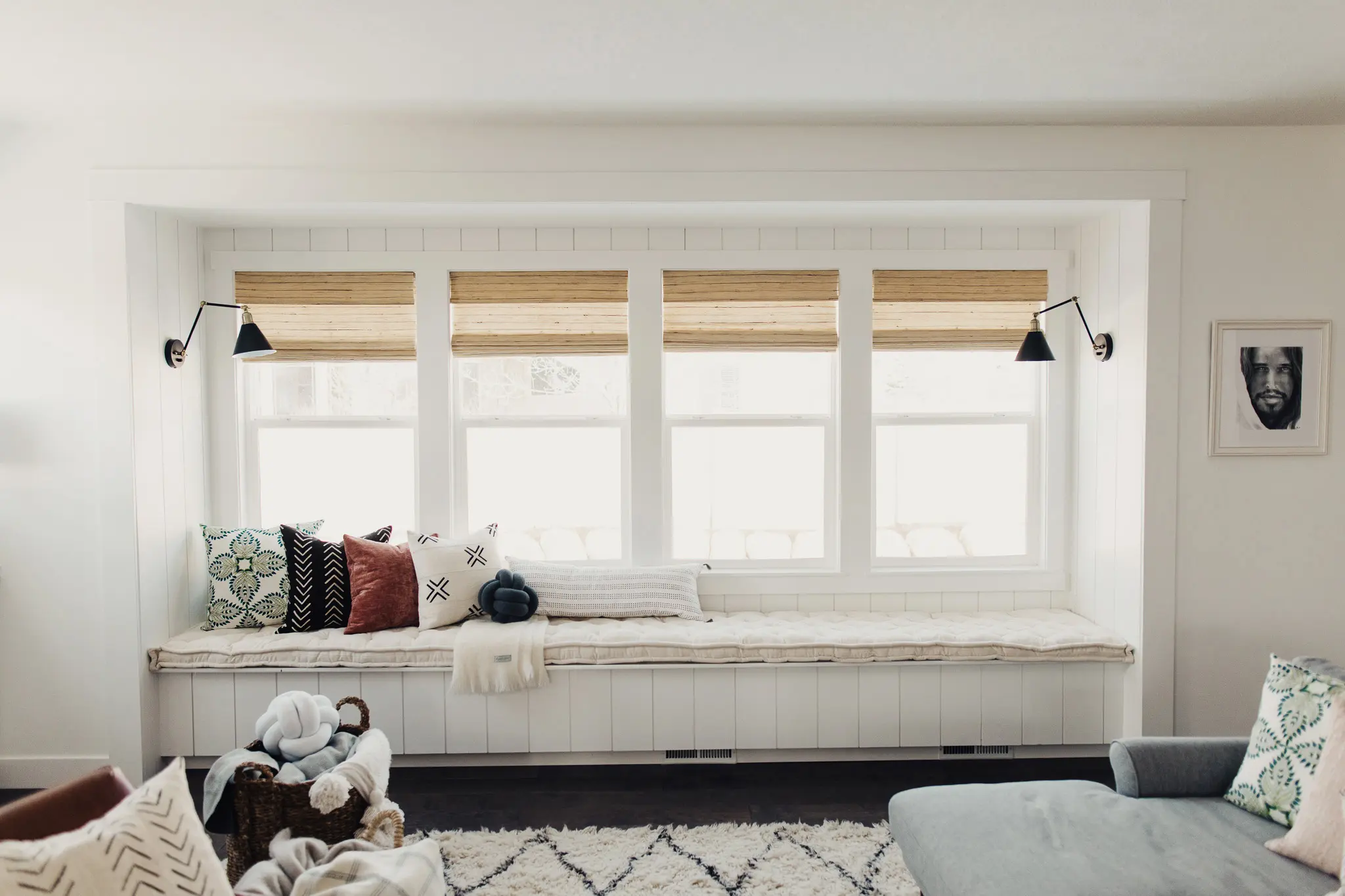 neutralt tonad läshörna med skiktade ullkuddar