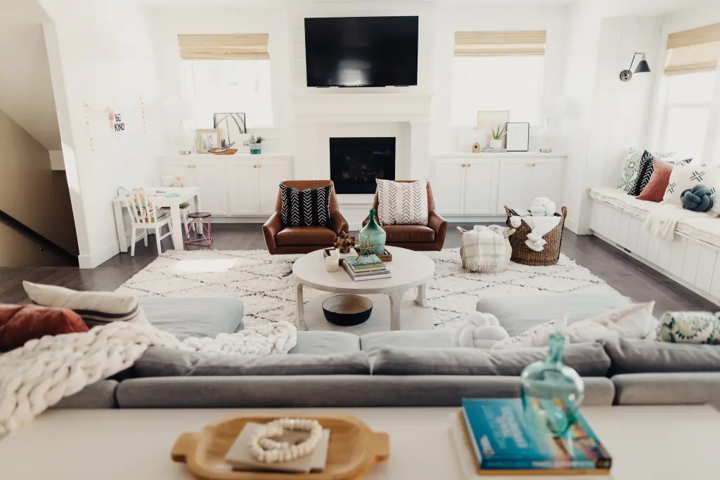 lys, moderne stue med koselige teksturer og nรธytrale farger