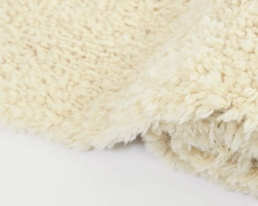 Home of Wool Tappeto in lana a pelo alto fatto a mano dettaglio