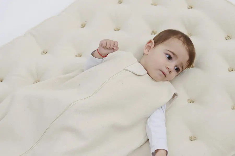 Home of Wool Baby-sovepose med baby
