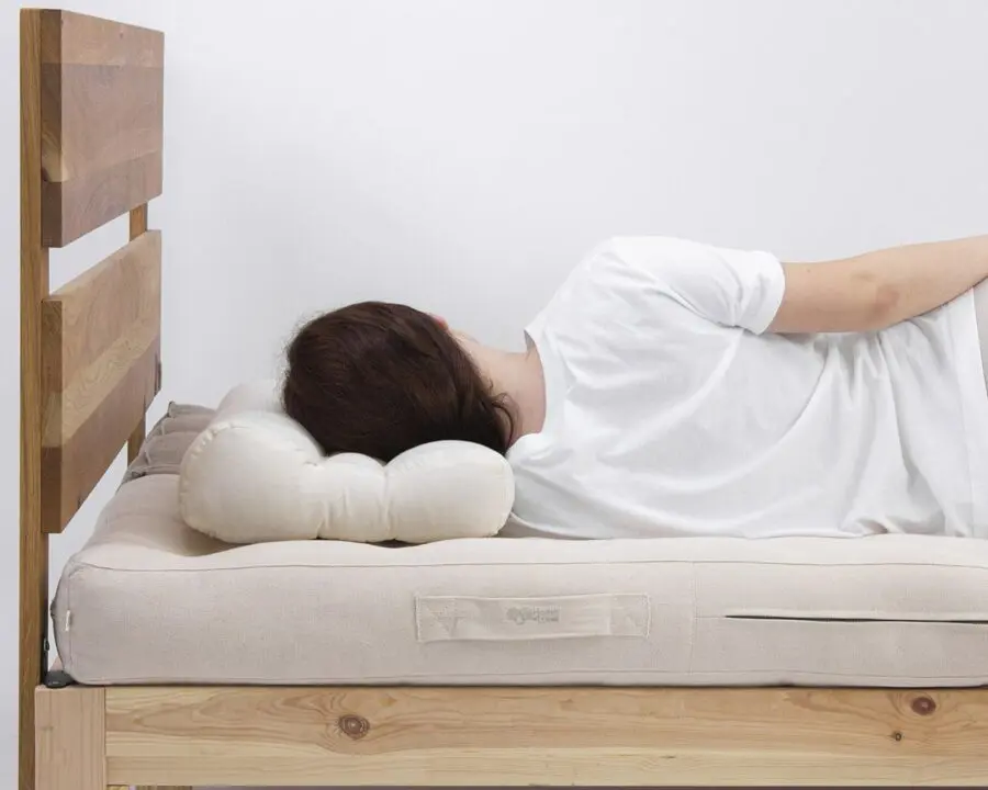 model slapen op een ergonomisch slaapkussen - vanaf de zijkant
