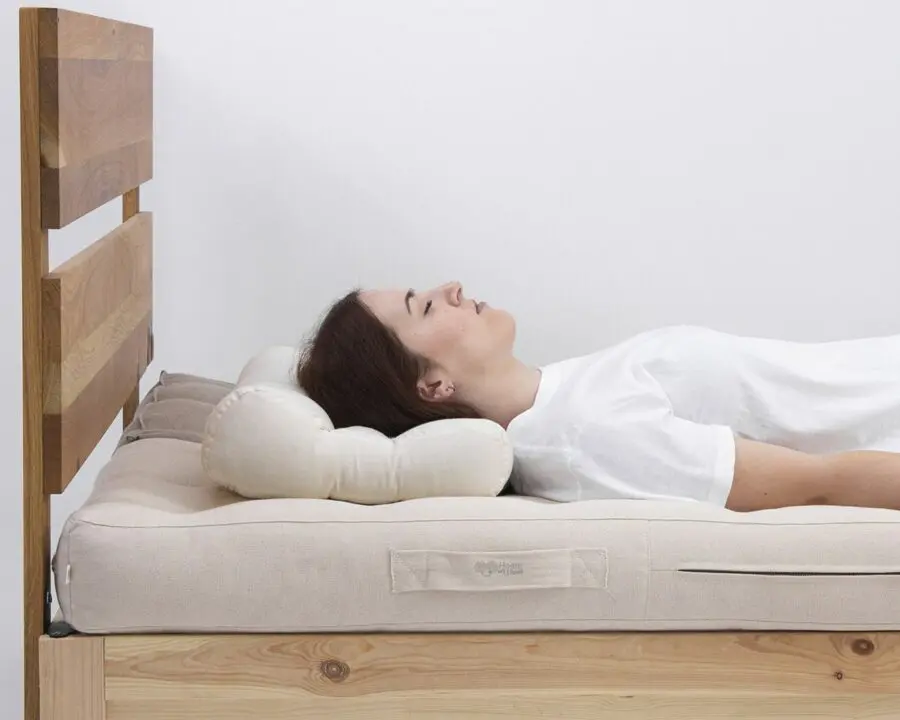 model slapen op een ergonomisch slaapkussen - vanaf de zijkant
