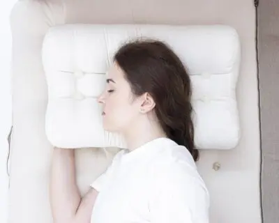 modello di sonno su un cuscino ergonomico - dall'alto