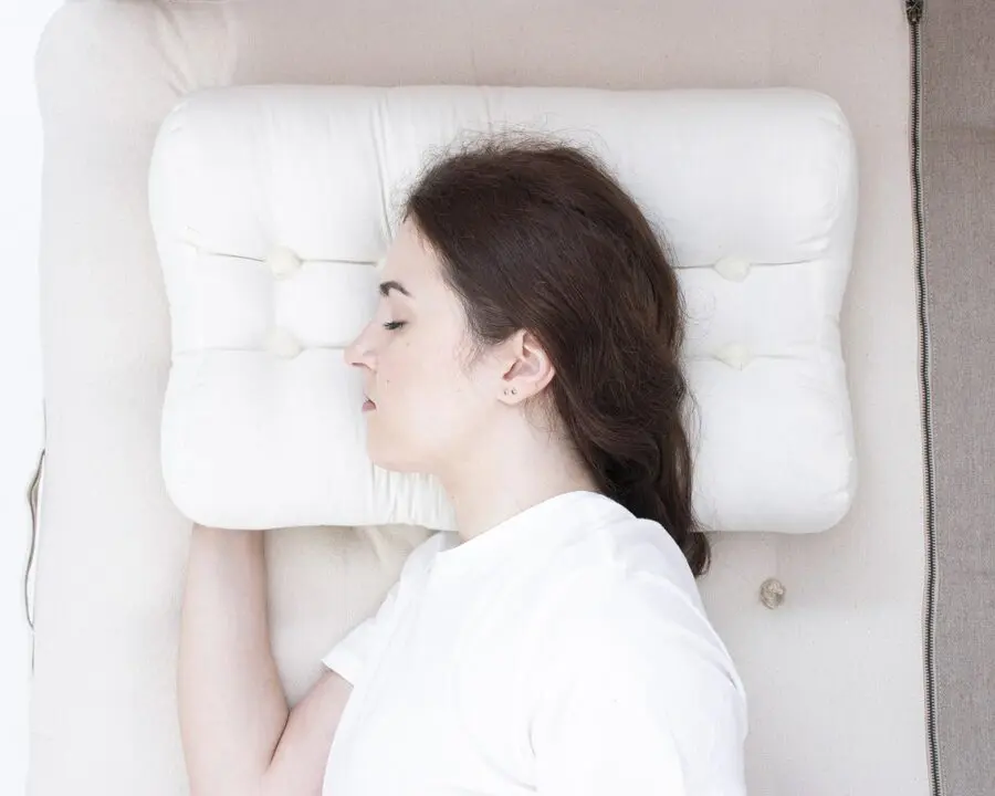 model, der sover på en ergonomisk sovepude - fra toppen