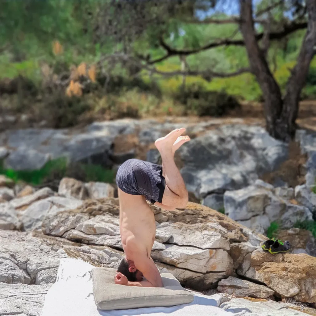 mann som gjør håndstand på en naturlig zabuton av ull