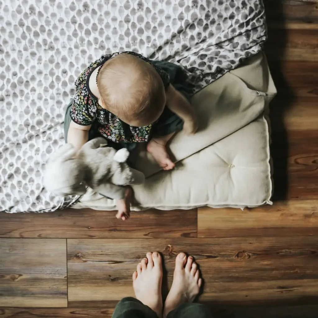 bambino seduto su un materasso di lana