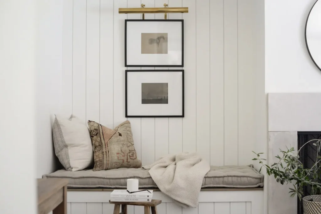 Nรธytral lesekrok med lagdelte ullputer og kunst