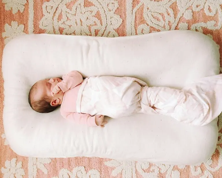 Hoe je kind beter slaapt - Home of Wool co-sleeping kussen met baby