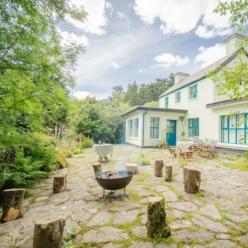 peis omgitt av ullplater foran et hus