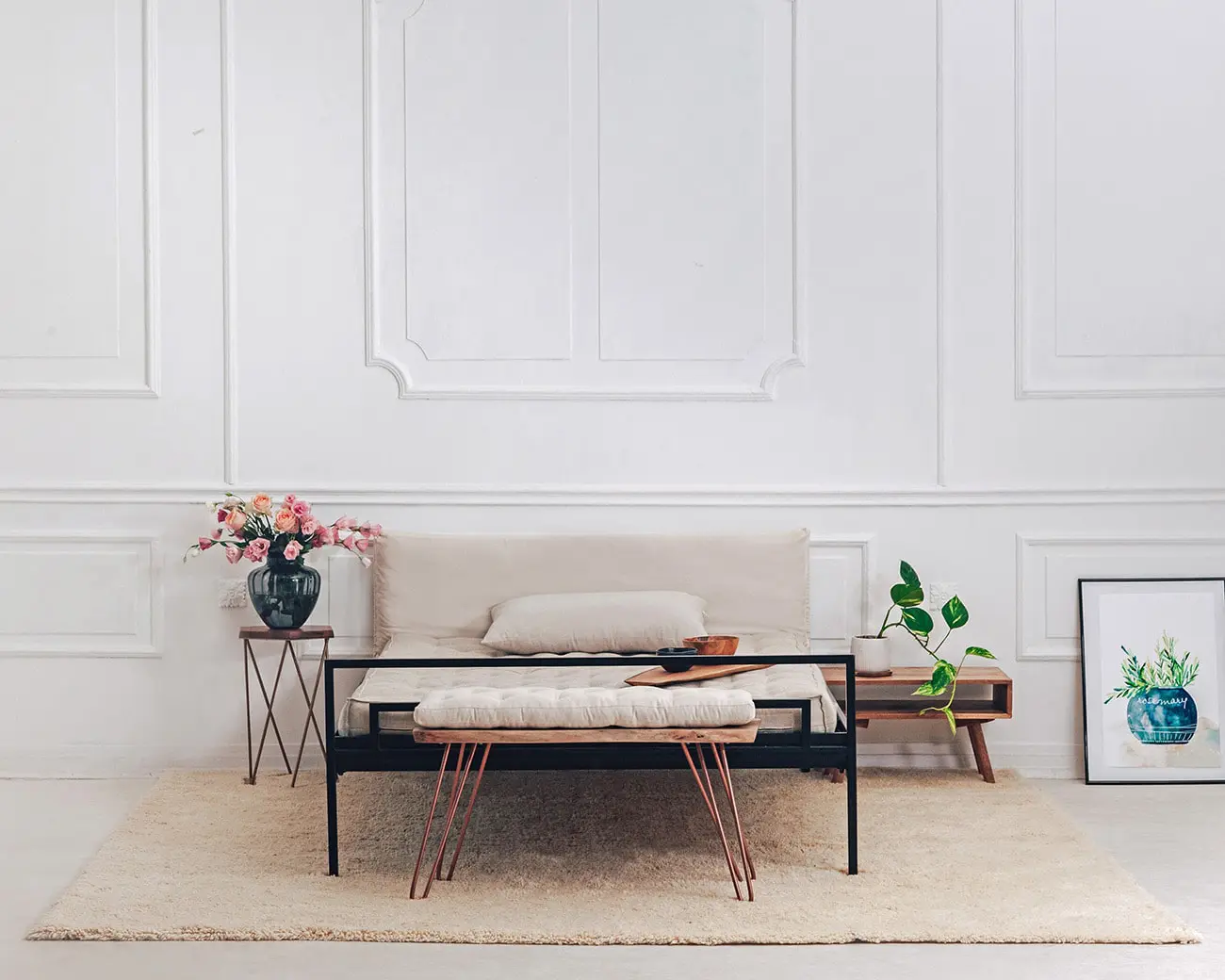 Dormitorio minimalista con una decoración elegante y tonos suaves.