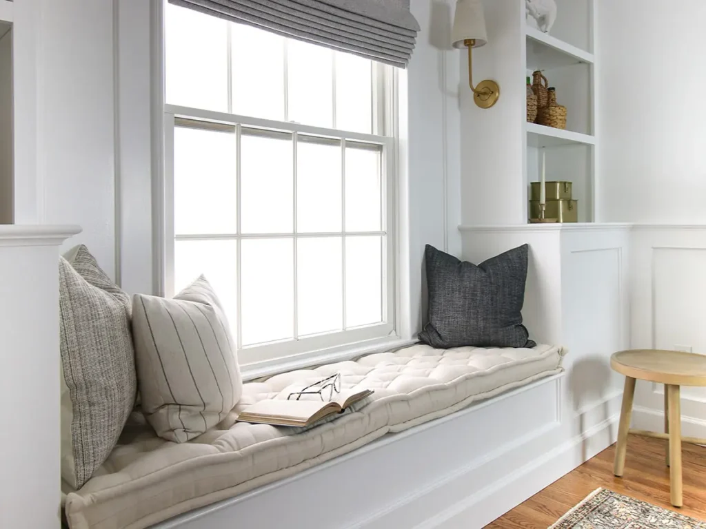 fönsterläshörna med ullkudde och ullkuddar