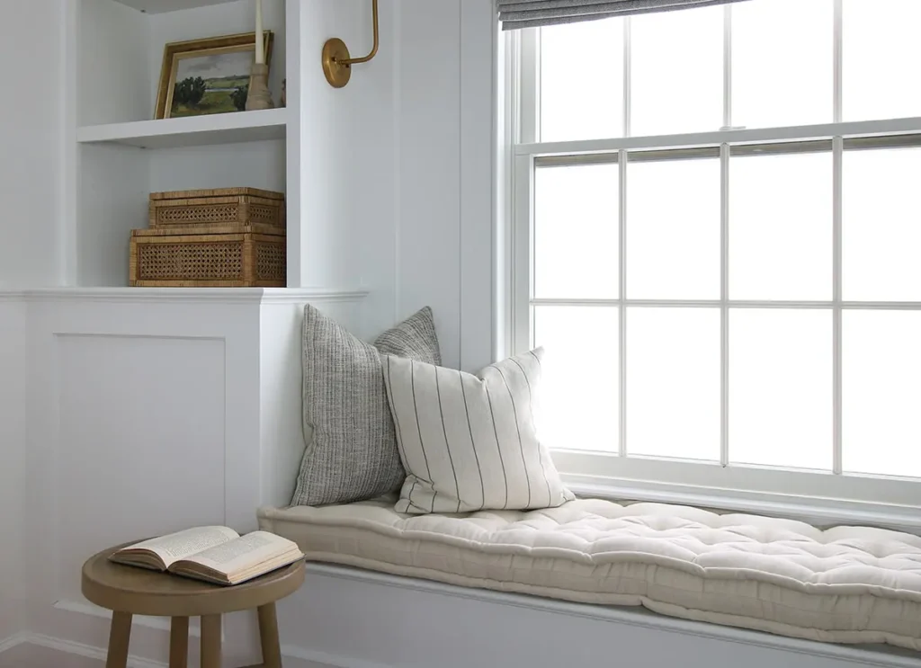 fönsterläshörna med ullkudde och ullkuddar