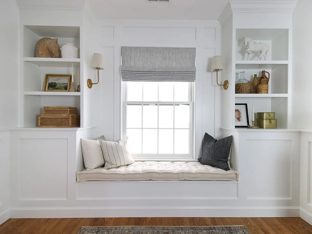 fönsterläshörna med ullkudde och ullkuddar