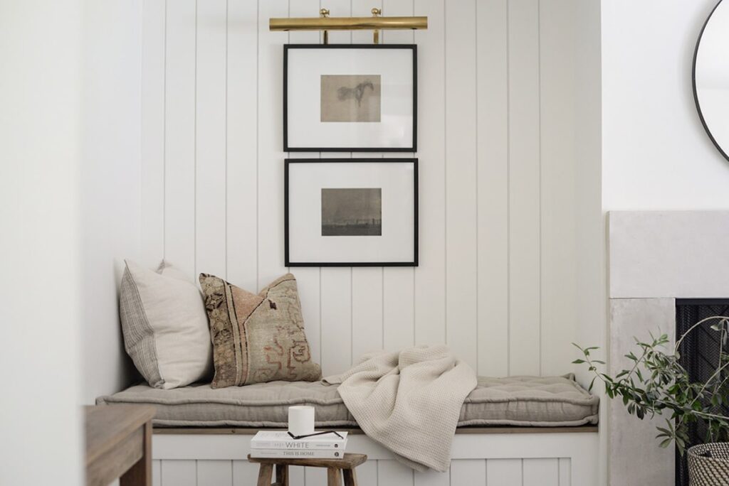 viihtyisä lukunurkkaus neutraaleilla sävyillä ja minimalistisella sisustuksella