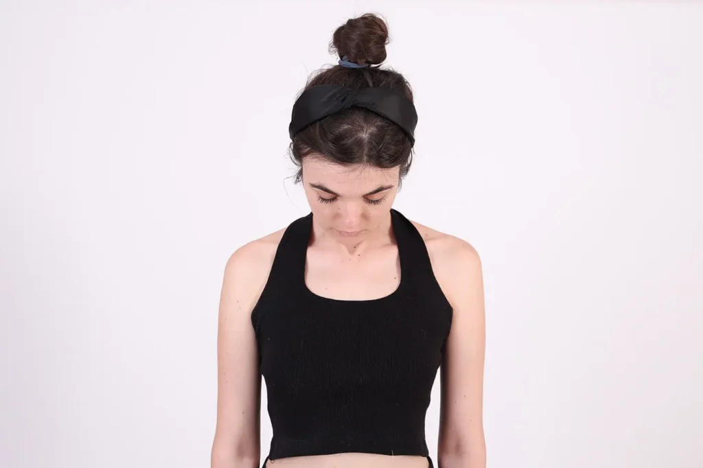 ragazza che inclina il collo in avanti per alleviare la tensione