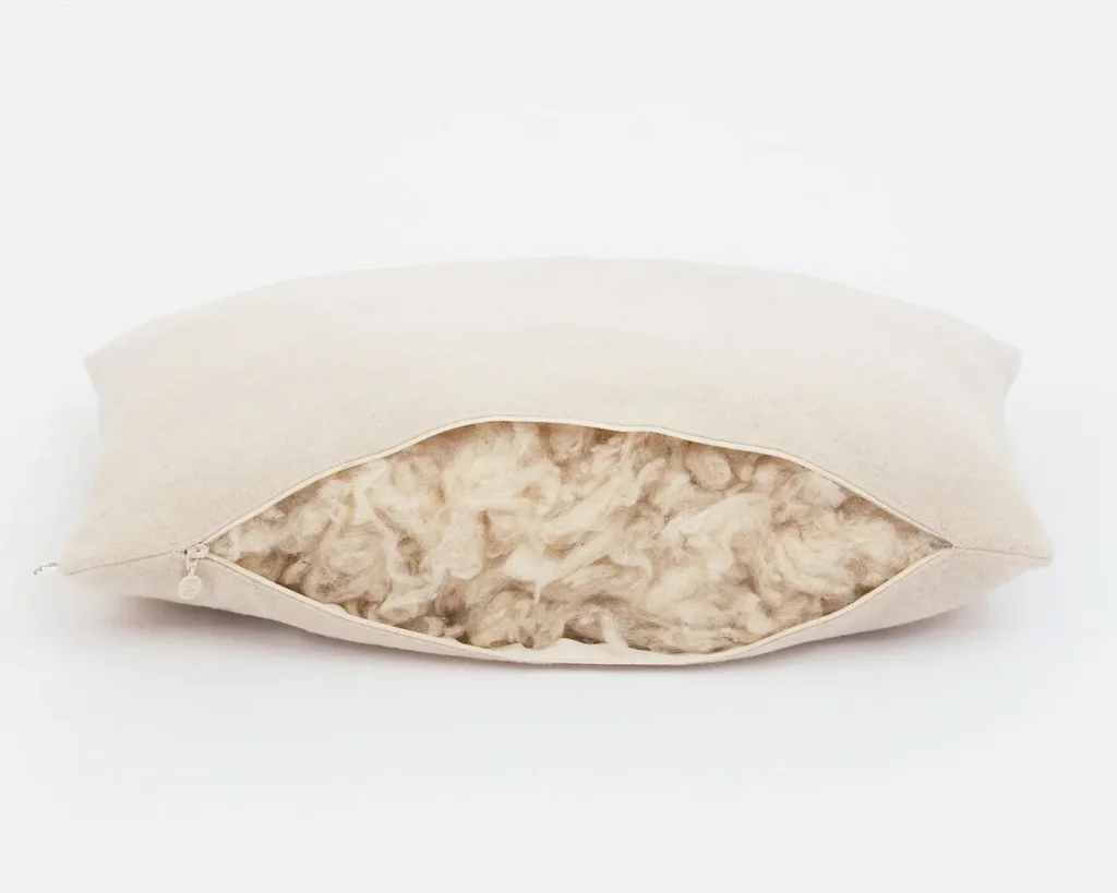 cuscino di lana aperto che rivela la lana all'interno