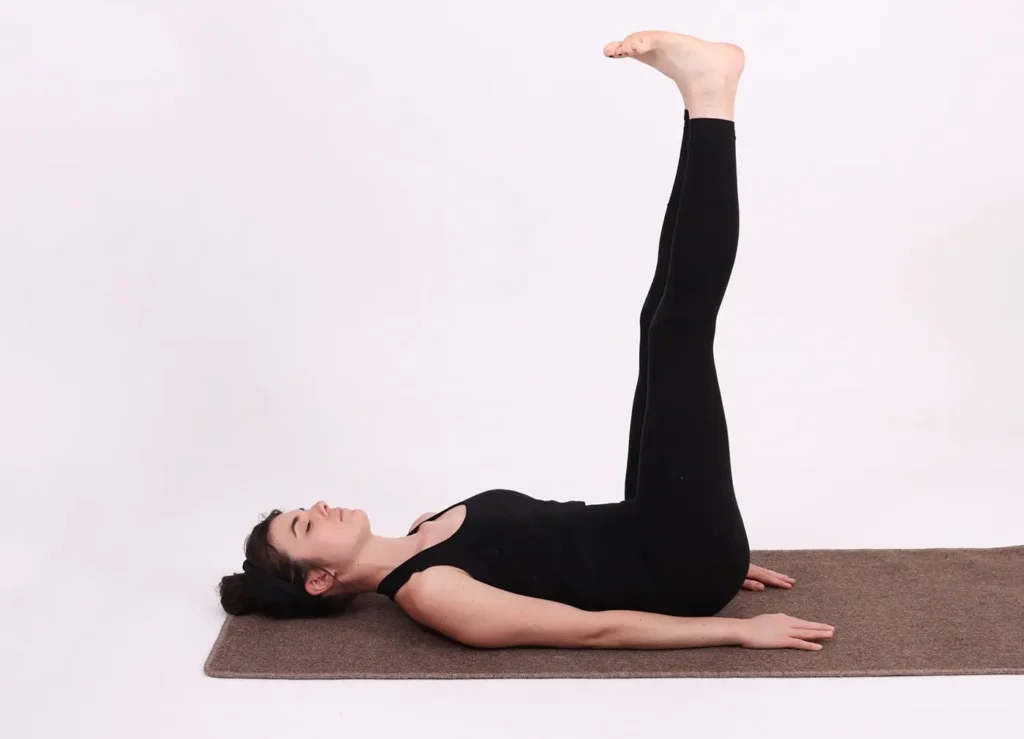 donna che fa stretching