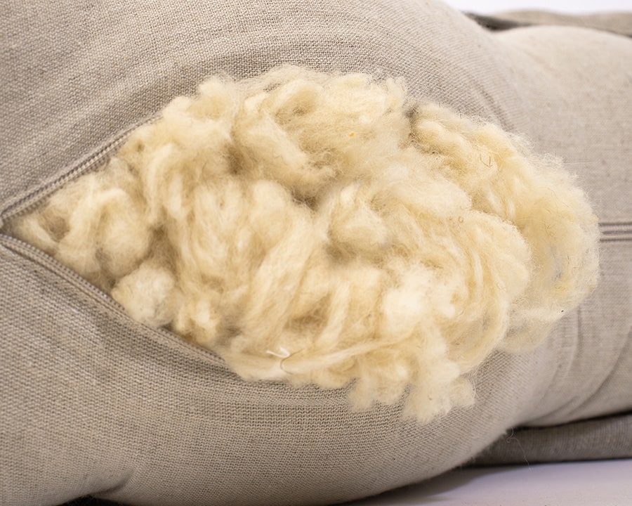 De Home of Wool kussens bij Balev Bio Café - vulling van wol