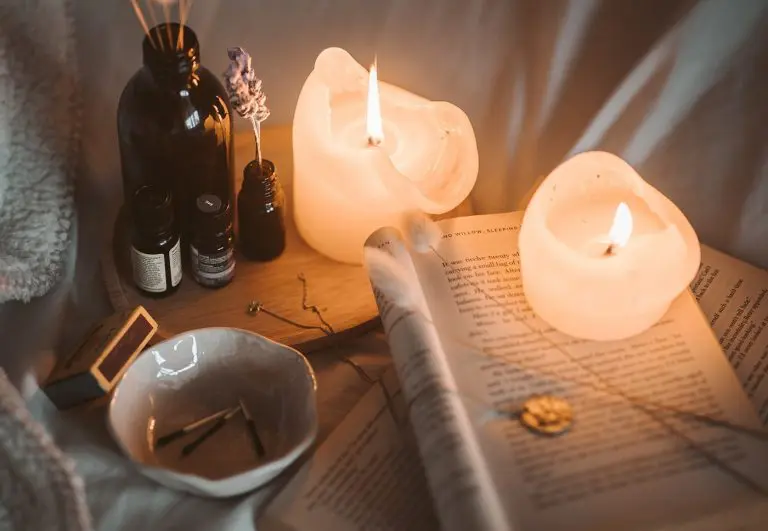 Wolle vs. flammhemmende Chemikalien - Kerzen auf einem Buch angezündet