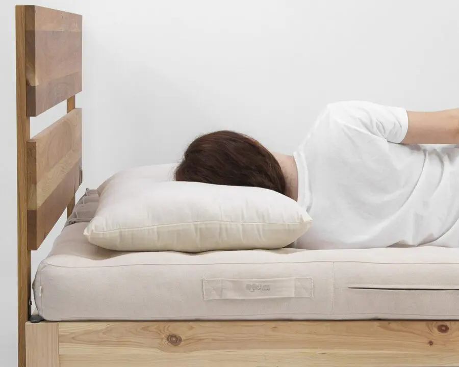 調節可能な枕で眠るモデル - 横から