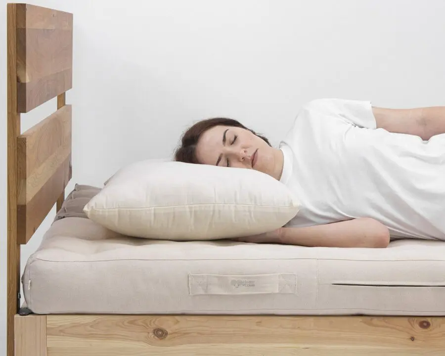 model sleeping on an adjustable sleeping pillow - from the side