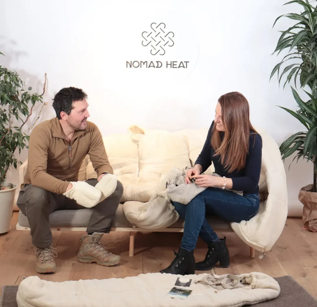 man och kvinna sittande på en bänk med en ullmadrass