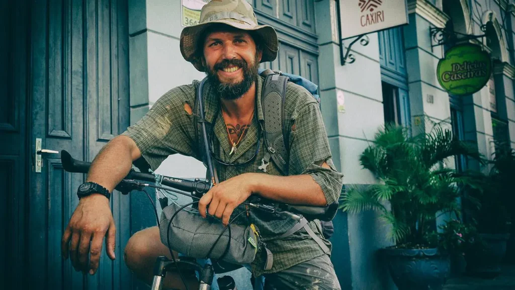 man som sitter på en cykel