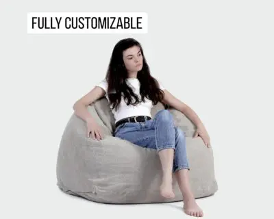 Lænestol med sækkestol og model siddende i den