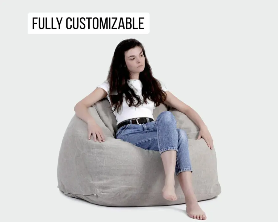 Fauteuil en forme de sac de haricots avec un mannequin assis dedans