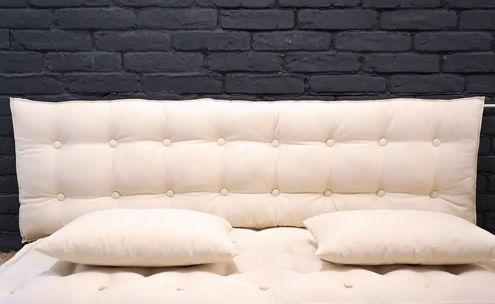 wollen hoofdeinde en twee wollen kussens