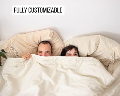 Couples'ウールの羽毛布団で覆われたベッドのカップル