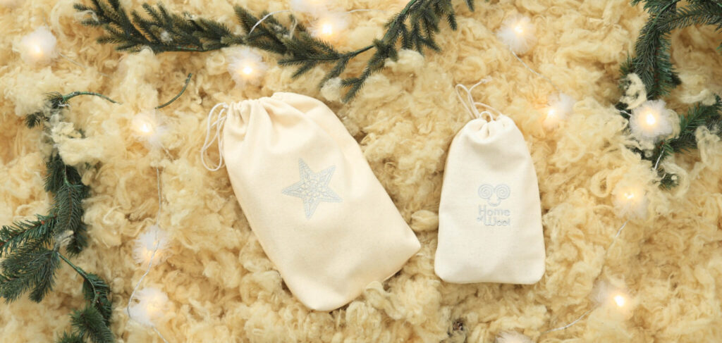 ferietema uldposeemballage på et gulv af uld