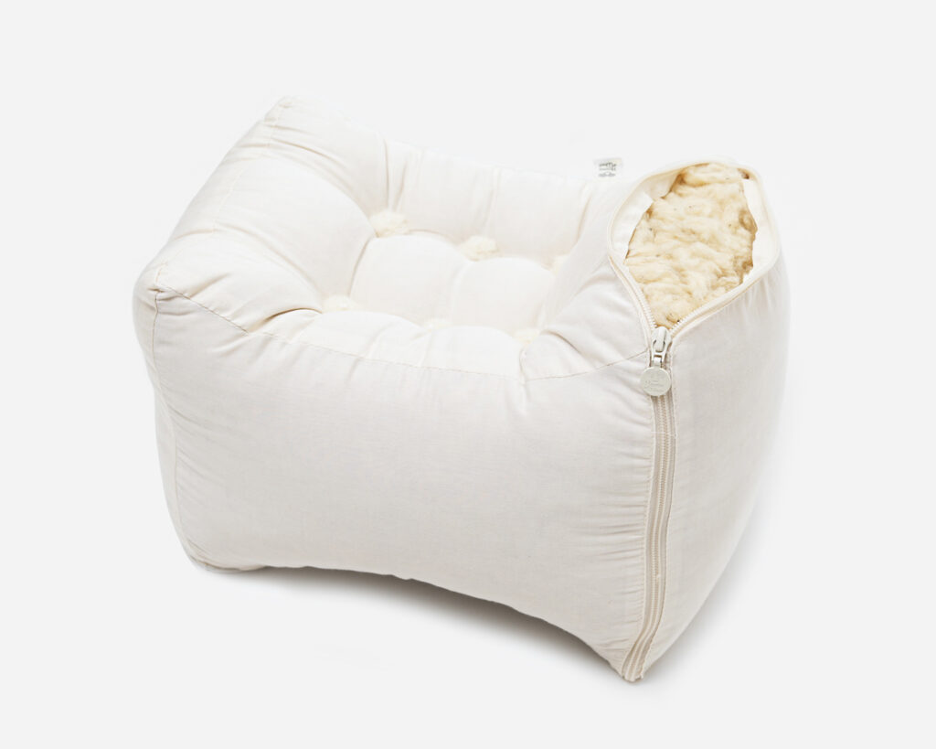 öppnad knäkudde som visar ullfyllningen