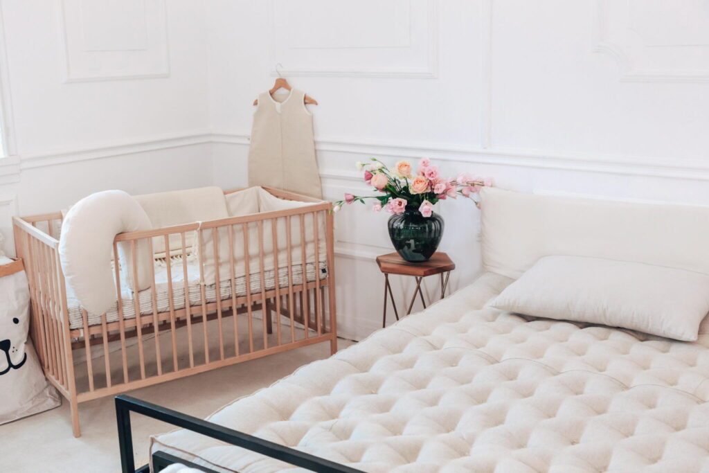 Baby- og mamma-produkter ved siden av sengen med hjemmemadrass av ull