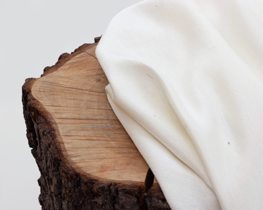 trästock med ett hem av ullmullbärssilke