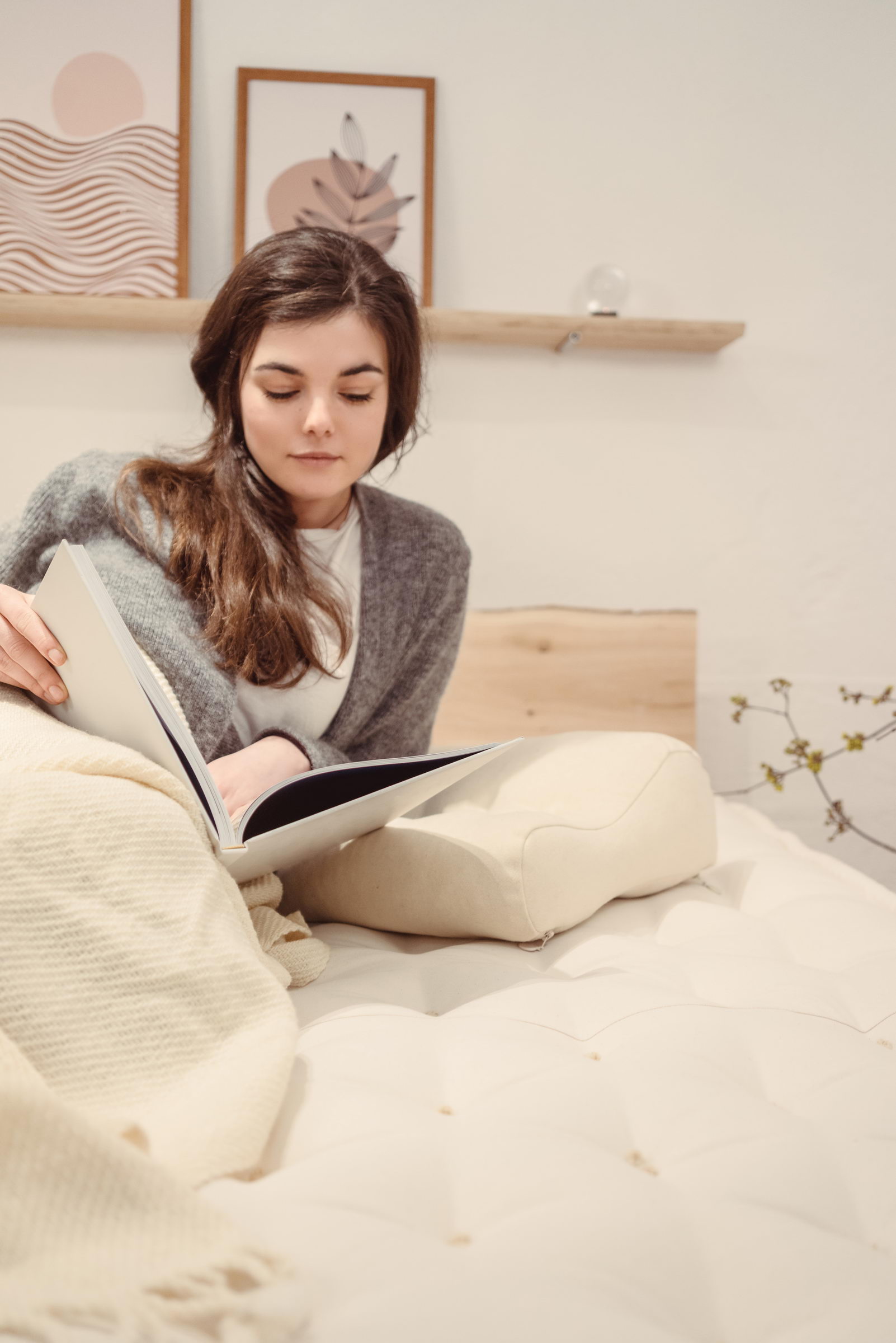 flicka som läser en bok hem av ullmadrass ergonomisk kudde och filt