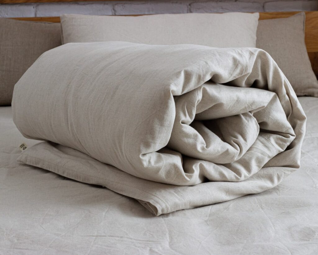 snyggt upprullad hem av ull linne täcke på sängen