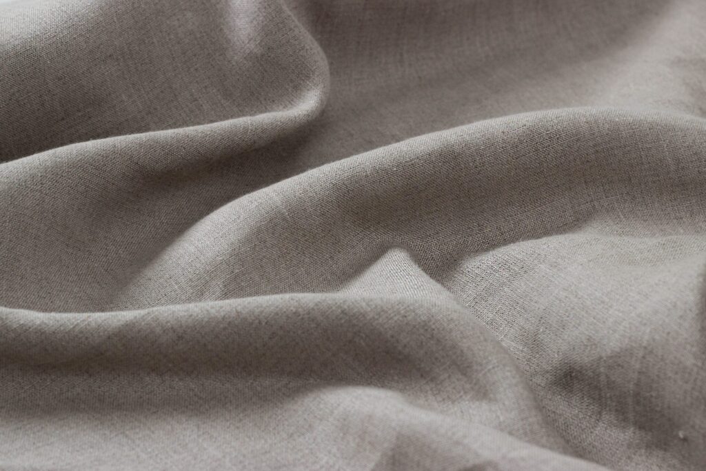 närbild på linne sängkläder