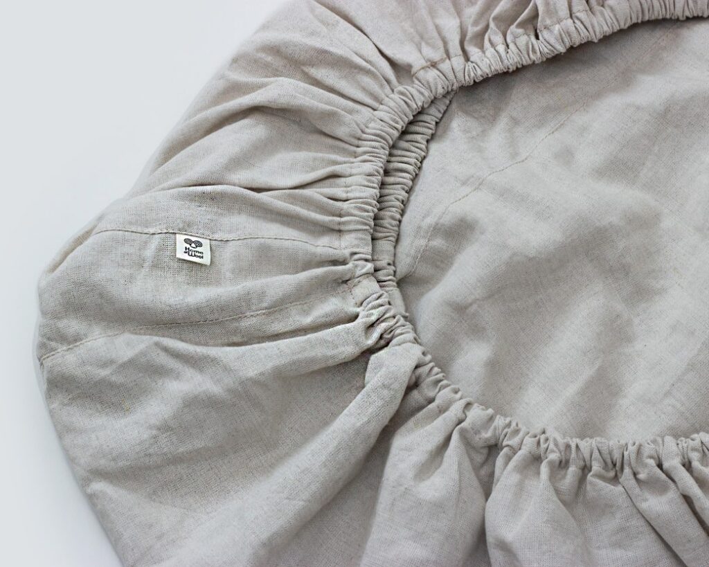 hem av ullmärkt lakan för madrass