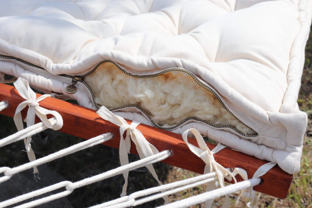 wollen hangmatkussen open aan de zijkant, waardoor de wol binnenin zichtbaar is