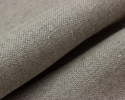 lähikuva taitetusta 100%-pellavakankaasta