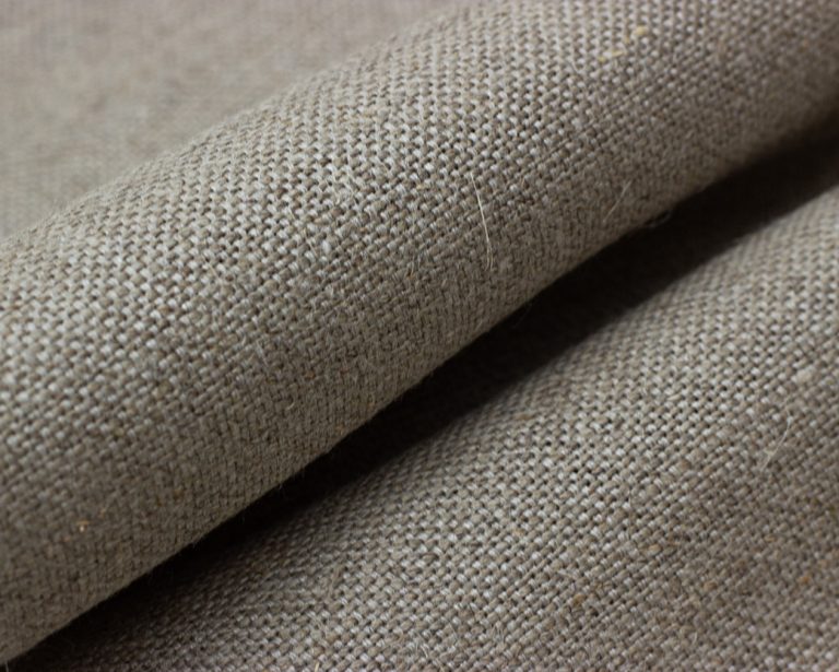 lähikuva taitetusta 100%-pellavakankaasta