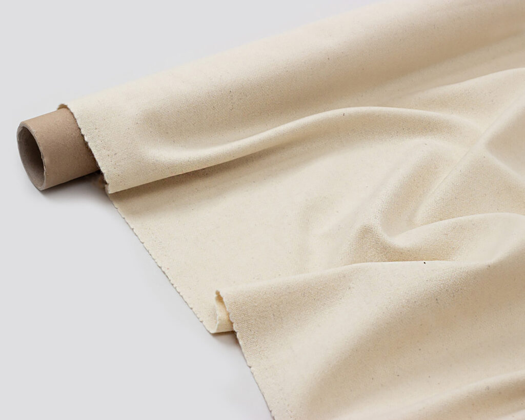 100%-neitsytvillakangas rullalla, jota rullataan auki