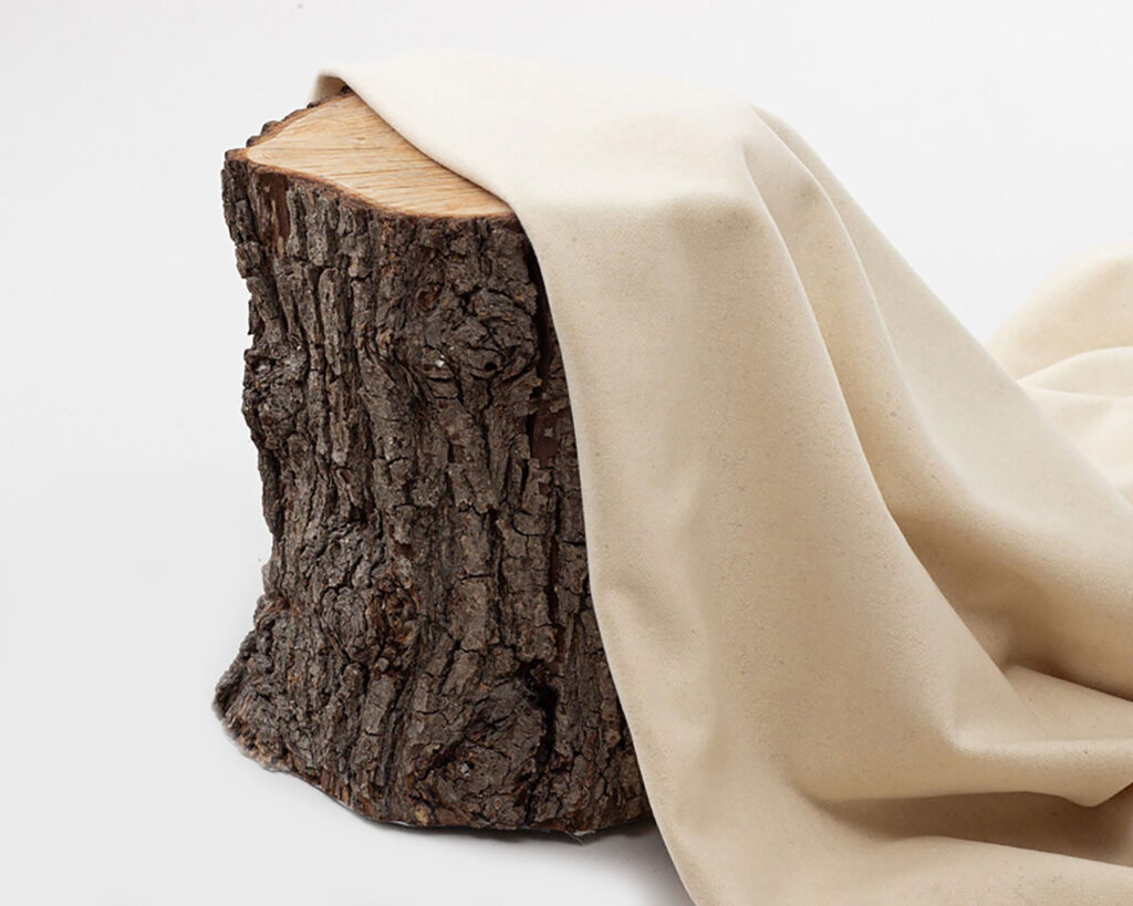 100% neitsytvillakangas rullataan puupalan päälle