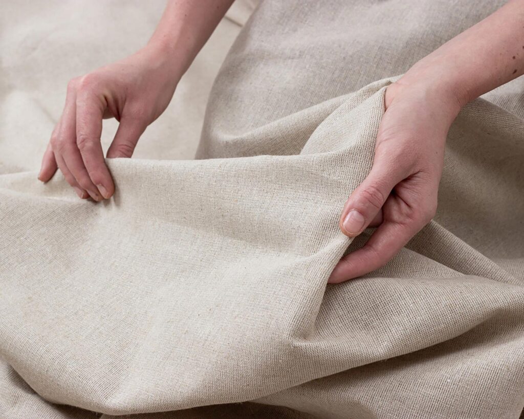 kädet pellava- ja puuvillakankaalla villan koti