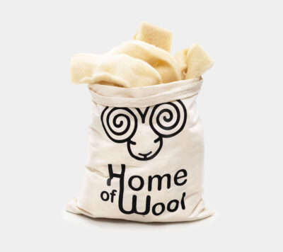 bolsa llena de casa de restos de bateo de lana