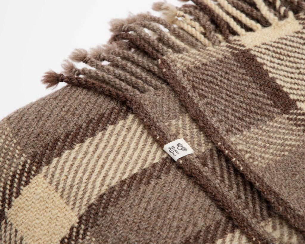 Wolldecke mit Karomuster, Nahaufnahme mit Produktschild