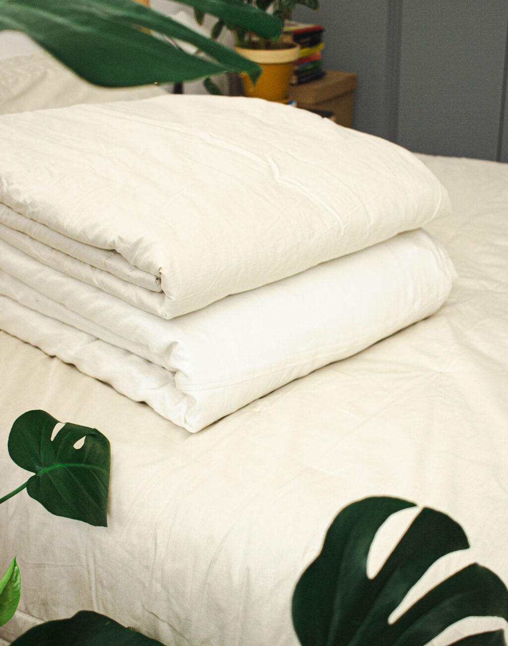 couple couette en laine pliée sur un lit