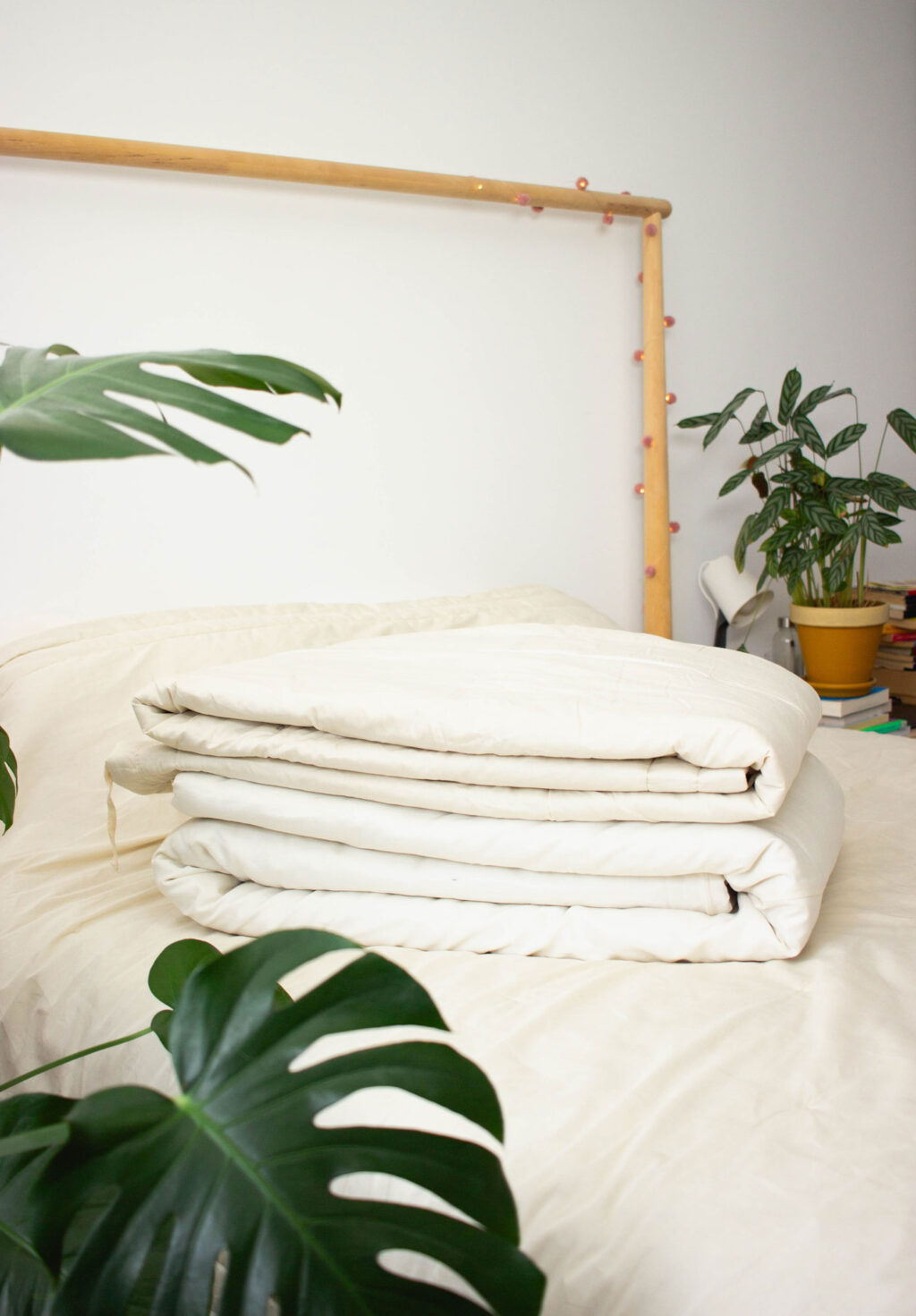 couple couette en laine pliée sur un lit